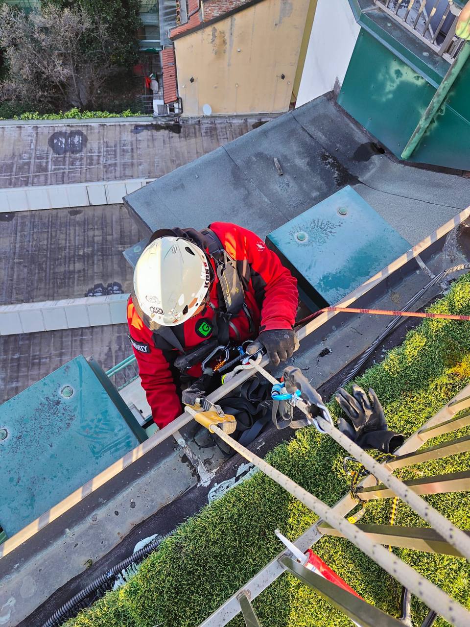 Operatore su corda durante lavoro tecnico in altezza